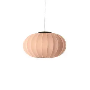 Pendel lampe i oval form og koralfarve med sort ledning til ophængning.
